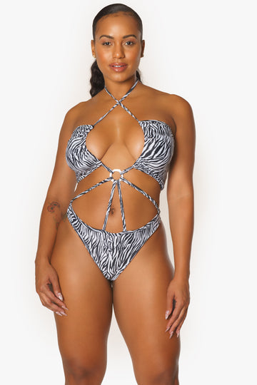 Traje de baño de una pieza con tiras de cebra y detalle de anillo de metal en el centro